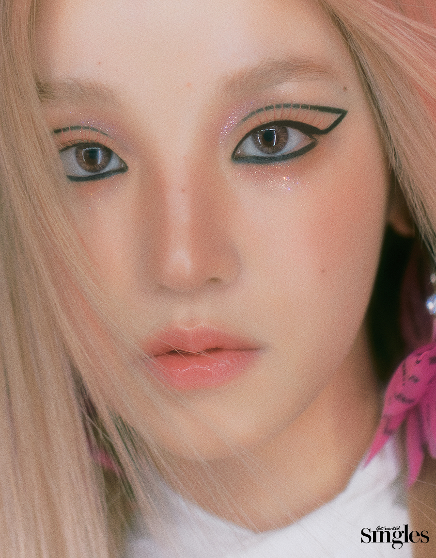 우기가 아이엠지아의 화이트 톱, 천천의 이어링을 착용하고 촬영한 싱글즈 화보